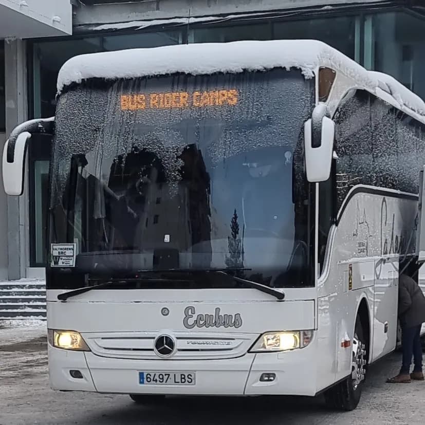Autobús rotulado de Bus Rider Camps cubierto de nieve