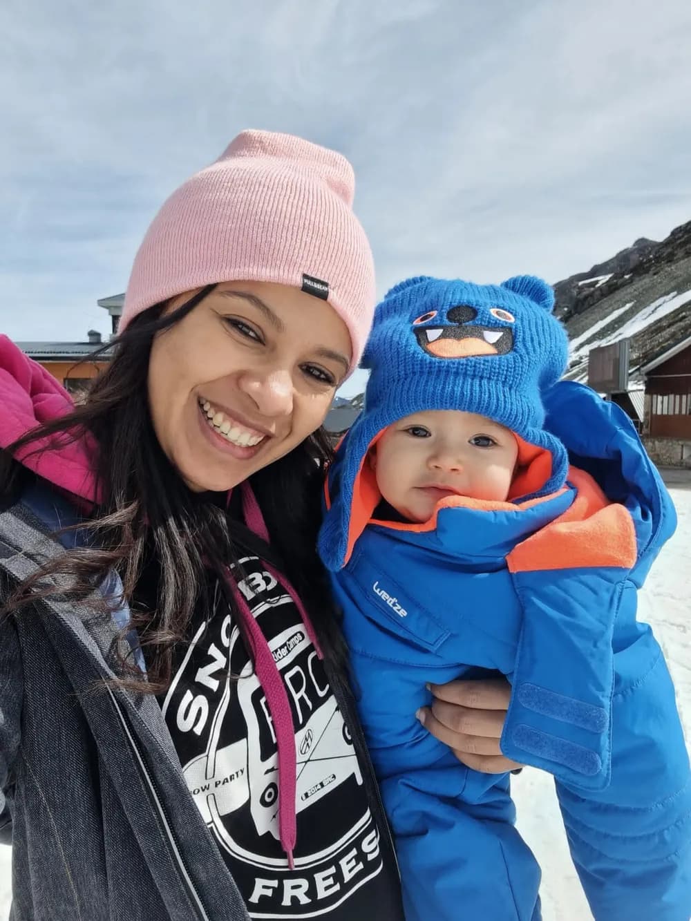 Madre e hijo en la nieve con Bus Rider Camps