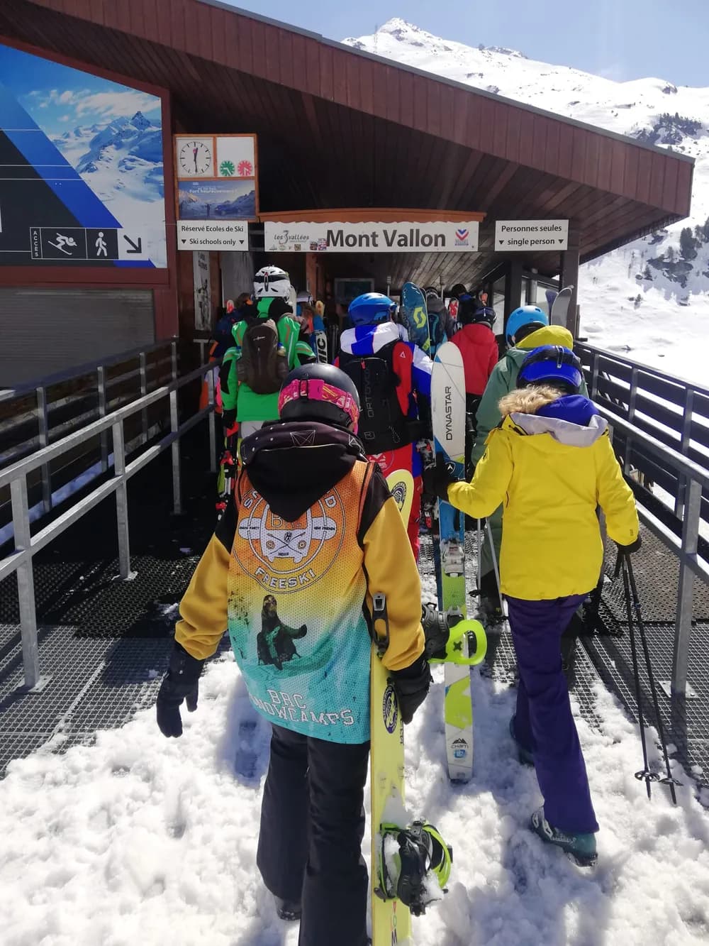 Viajeros de BRC subiendo al remonte de Mont Vallon, en Méribel