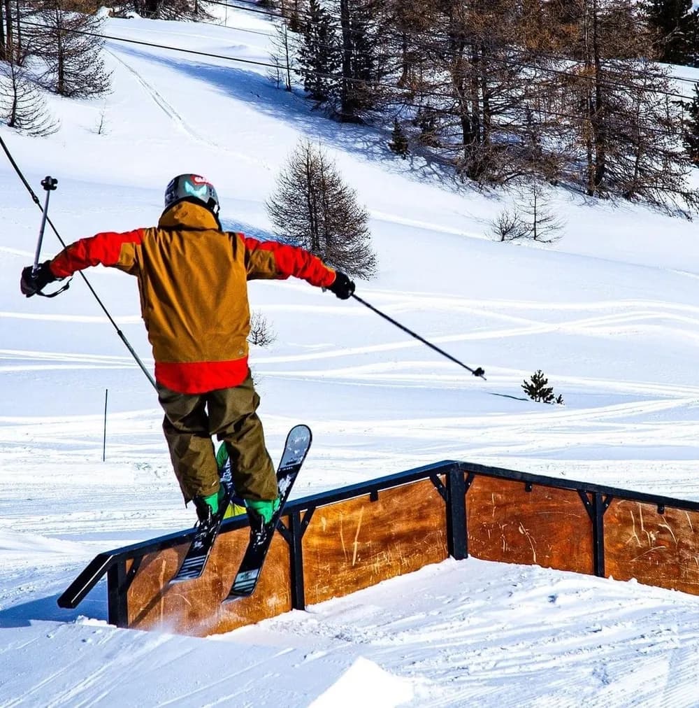 Rider saltando en un snowpark